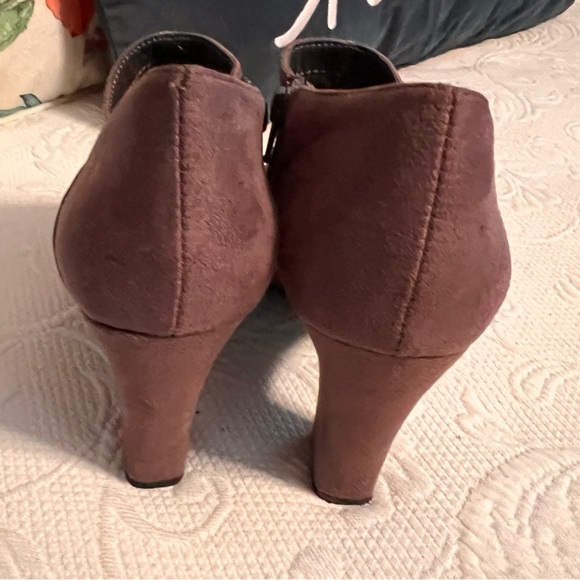 Aerosoles Gray Suede Zip Bootie Ankle. Shoe, Size 6.5, like new, comfortable - Picture 7 of 7